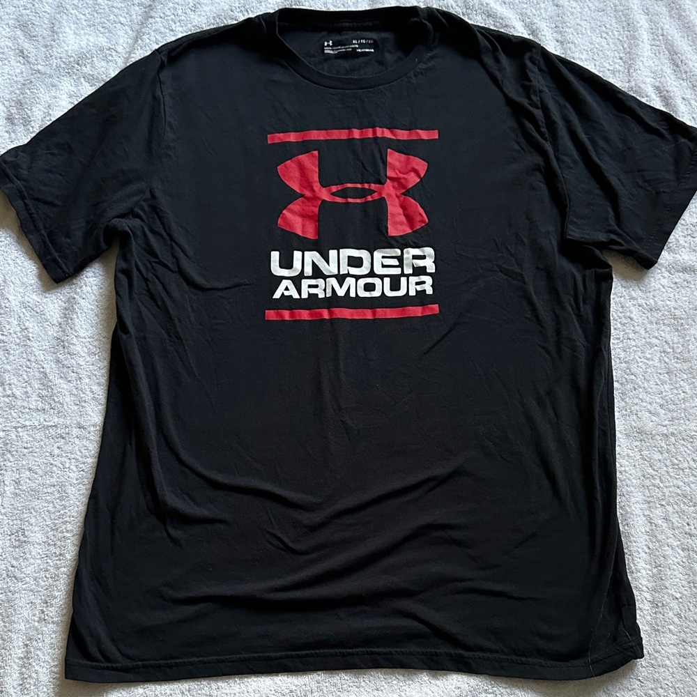 Under Armour Men's Heatgear Black Short Sleeve T-Shirt with Red Logo Size XL